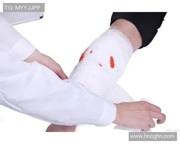 足球明星因手部受伤紧急打绷带备战重要比赛展现坚韧不拔的精神